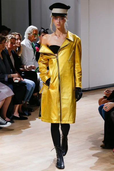 Look 16